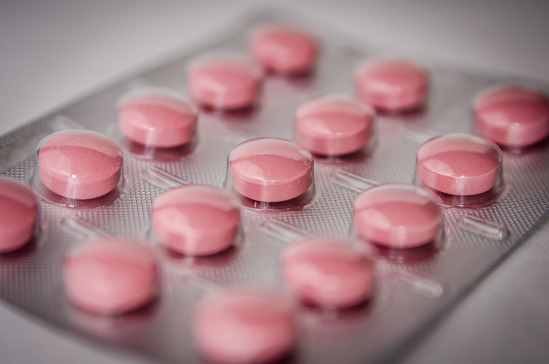 Comprimés roses sous blister, mettant l'accent sur les concepts de soins de santé et de médicaments.